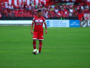 Lateral do CRB, Ayrton não fala em vantagem: 'Entrar pensando que está 0x0'