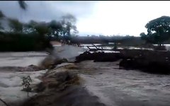 Chuva transborda riacho em Feira Grande, no Agreste de Alagoas