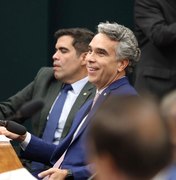 PL de Rafael Brito garante assento especial para pessoas com deficiência em aviões