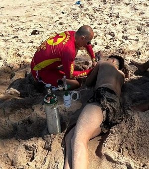 Bombeiros resgatam jovem vítima de afogamento na praia de Jacarecica