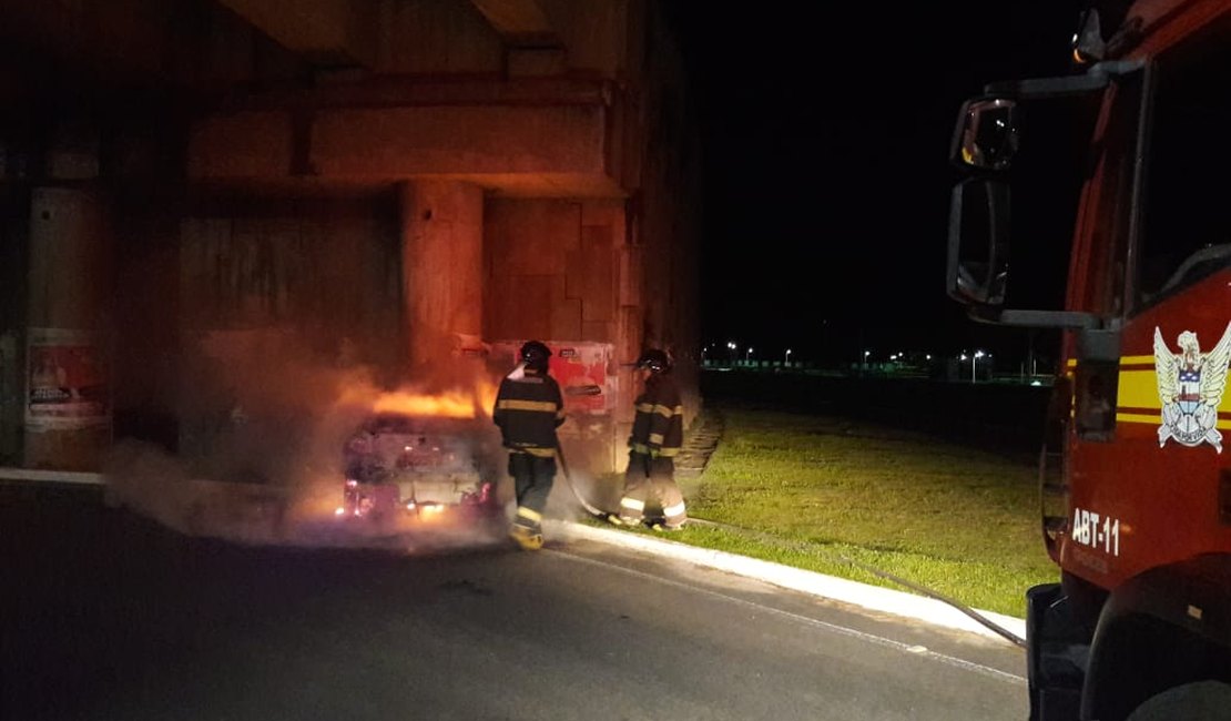 Veículo incendeia em viaduto na AL-101 Sul, na Barra de São Miguel