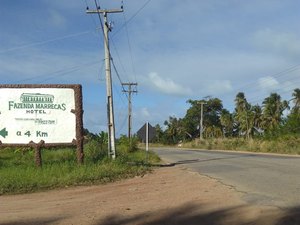 Eletrobras conserta poste que estava inclinado na rodovia AL 101 Norte
