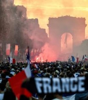Festa nacional: 845 carros queimados e 508 detidos na França