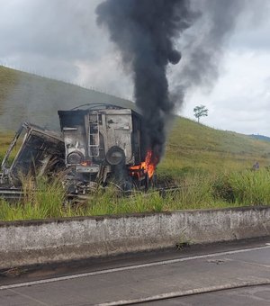 Caminhão tomba na BR-101, gera incêndio e motorista sobrevive