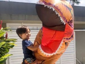 Médico se fantasia de dinossauro para conseguir abraçar o filho