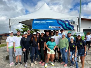 Ação ambiental limpa praia do porto de Jaraguá