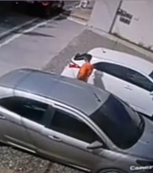 [Vídeo] Fisioterapeuta esquece de travar carro e suspeito furta objetos