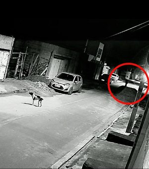 Polícia divulga imagens de suspeito de latrocínio contra idosa em Marechal Deodoro