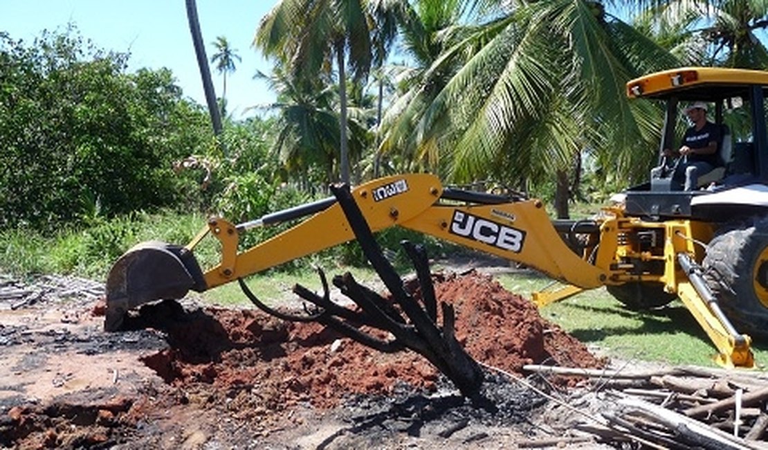 Prefeitura inicia recuperação de área desocupada por famílias às margens do Rio Jequiá