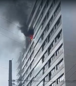 Incêndio atinge prédio na Ponta Verde e assusta moradores em Maceió