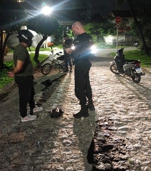 Polícia prende suspeitos de furtar veículo em estacionamento de shopping em Maceió