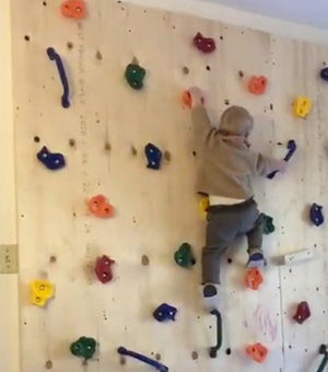 Como consegue? Bebê (de chupeta) viraliza ao subir em parede de escalada