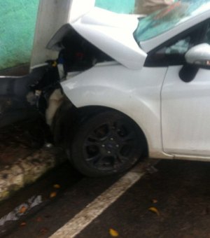 Condutor perde controle de veículo e colide contra poste no Agreste 