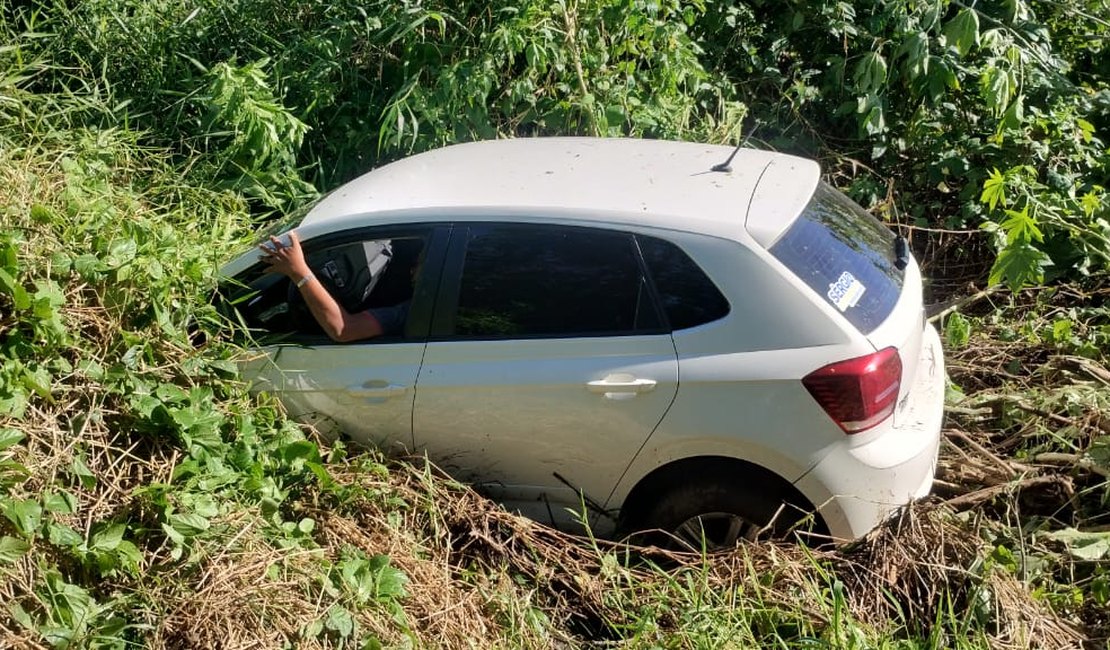 [Vídeo] Após cochilo ao volante, motorista invade terreno e fica preso em nascente próximo ao Bosque das Arapiracas