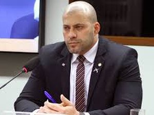 Moraes determina bloqueio de redes sociais de deputado