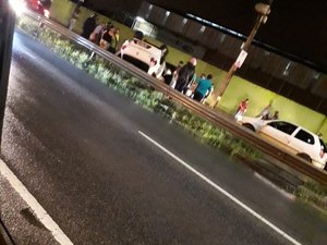 [Vídeo] Carro capota na AL-220, em Arapiraca