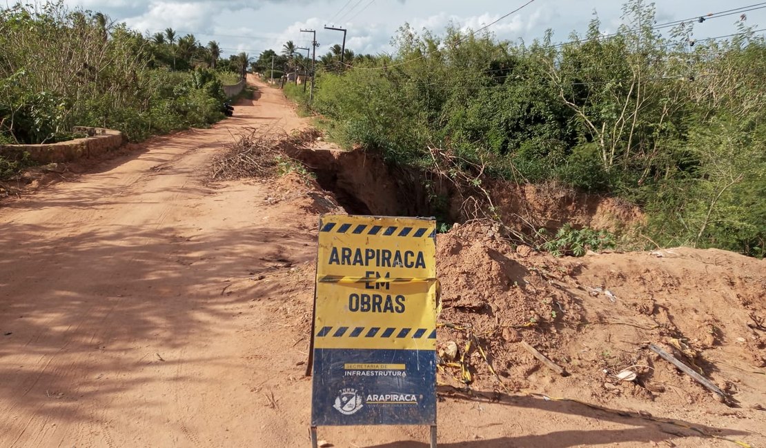 [Vídeo] Chuvas abrem cratera no bairro Massaranduba e prejudicam deslocamento de moradores