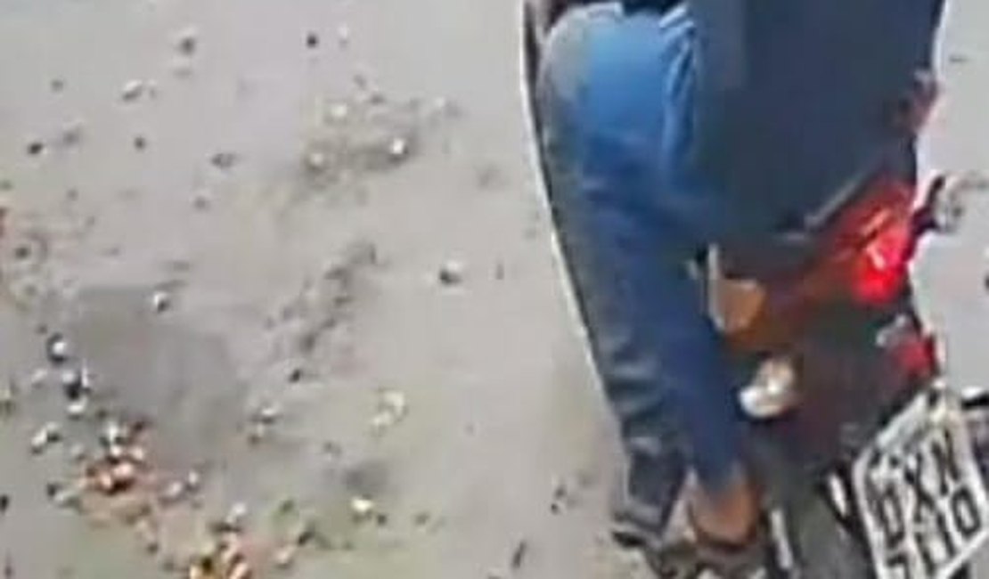[Vídeo] Dois homens em uma motocicleta cometem assalto a um mercadinho no Dubeaux Leão