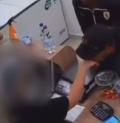 Homem assalta sorveteria, leva picolés e beija a mão de atendente, em Goiás