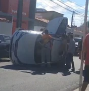 Carro capota no bairro do Poço, em Maceió; um dos ocupantes estava embriagado