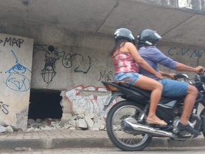 Criminosos explodem bomba em viaduto e incendeiam veículos em oficina no Ceará