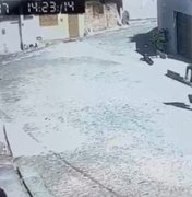 Câmera registra suspeito deixando casa após feminicídio em São Brás