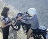Imagens flagram assaltante roubando mulher em rua do Salvador Lyra