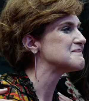 Mila Seidl, viúva de Lito Sousa, se emociona em evento após a morte do marido