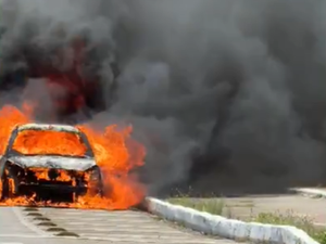 [Vídeo] Carro tem perda total após pegar fogo na Avenida Josefa Melo