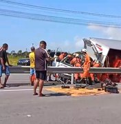 Caminhão tomba e deixa homem preso às ferragens na Barra de São Miguel