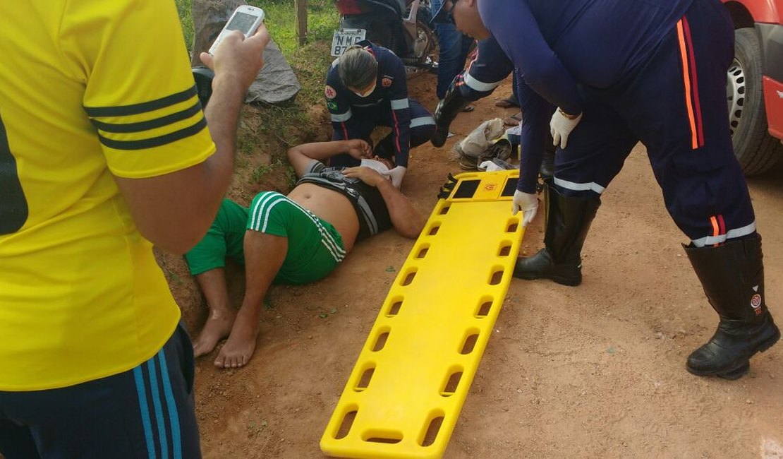 Motociclista com sinais de embriaguez perde o controle e colide em estaca