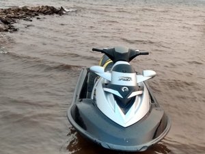Escocês viaja 40 quilômetros com jet ski para ver a namorada e é preso por violar regras de confinamento