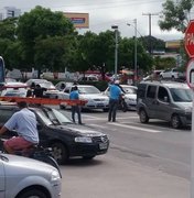 Pedindo a regulamentação do serviço, motoristas de transporte clandestino realizam protesto