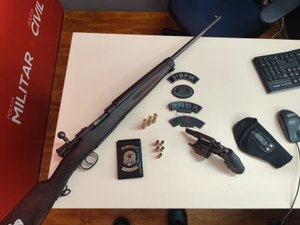 Dupla é presa com com rifle e revólver dentro do carro no município de Craíbas