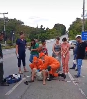 Colisão entre veículos deixa motoqueiro ferido na BR-104 em Branquinha