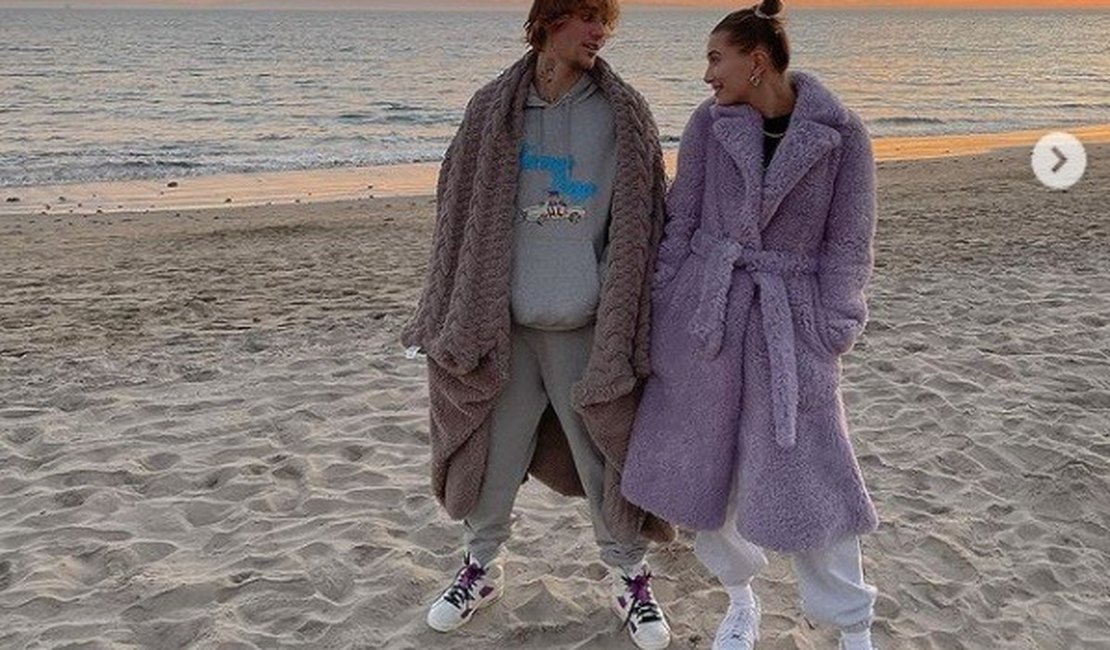 Justin Bieber e Hailey Baldwin vão à praia de roupão em tarde de Natal