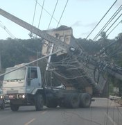 [Vídeo] Caminhão entrelaça caçamba em fios e derruba três postes AL 101 Norte