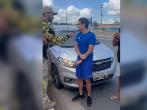 [Vídeo] Deputado bate boca com agentes do DMTT e tenta impedir apreensão de veículo