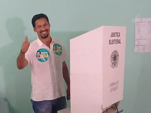 'Alagoas quer respirar diferente', diz Rodrigo Cunha ao votar, em Arapiraca
