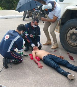 Entregador fica ferido após colisão na Orla da Perucaba