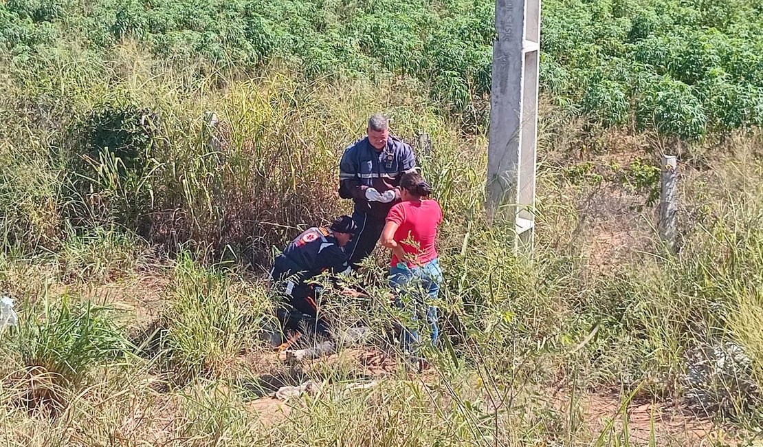 [Vídeo] Motociclista fica gravemente ferido ao ser atingido por carro de passeio na AL-115, em Arapiraca