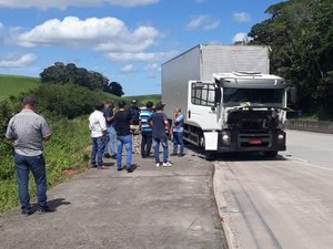 Suspeito de roubo de cargas morre em confronto com a polícia na BR-101