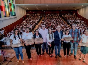 Prefeito Ronaldo Lopes inicia distribuição de 1.900 computadores para professores e estudantes