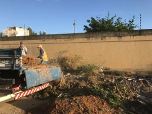 Motorista flagrado em descarte irregular de lixo vai ser multado pela placa do veículo