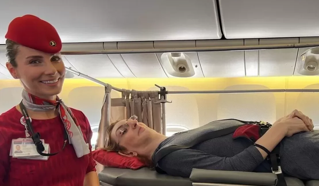 Mulher mais alta do mundo voa pela primeira vez; empresa removeu 6 assentos