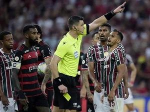 Pênalti marcado a favor do Flamengo divide opinião entre ex-árbitros