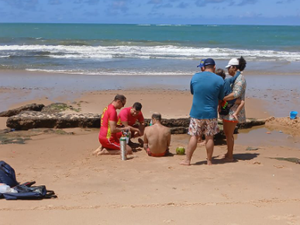 Bombeiros resgatam mãe e filho de afogamento em praia de Maceió