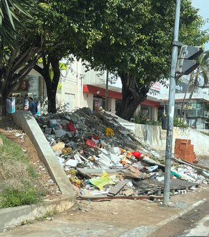 Comerciantes denunciam acúmulo de entulhos e lixo na Praça Manoel André, em Arapiraca