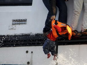 Navio brasileiro resgata refugiados sírios no Mediterrâneo