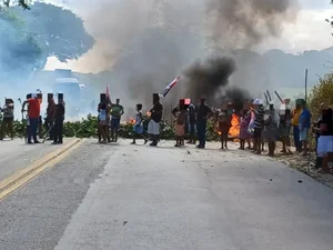 Moradores voltam a protestar na BR-104, em Messias, contra ordem de despejo